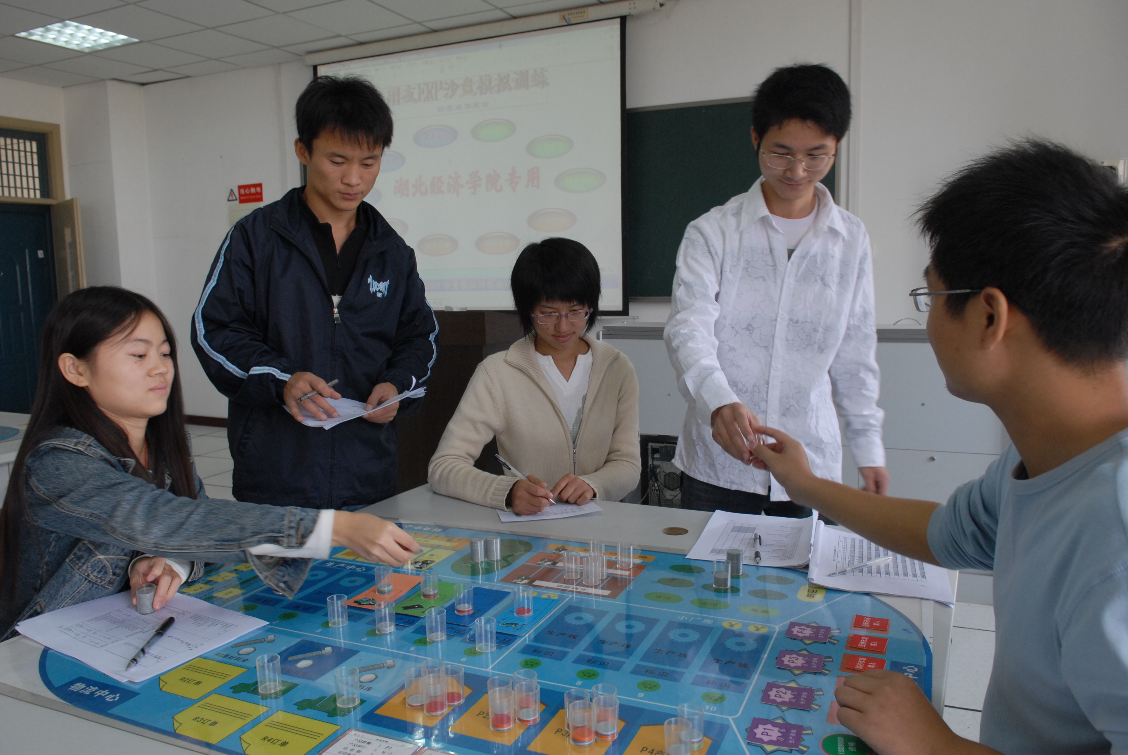 零合学社学生在会计实验室进行沙盘模拟训练