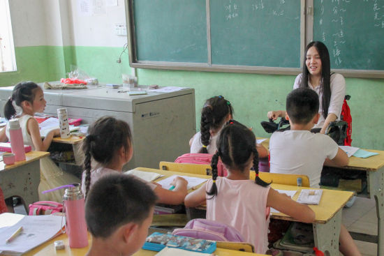 董明姐姐给留守儿童上课,教育孩子们做自尊自信的小学生 董明姐姐给留守儿童上课,教育孩子们做自尊自信的小学生
