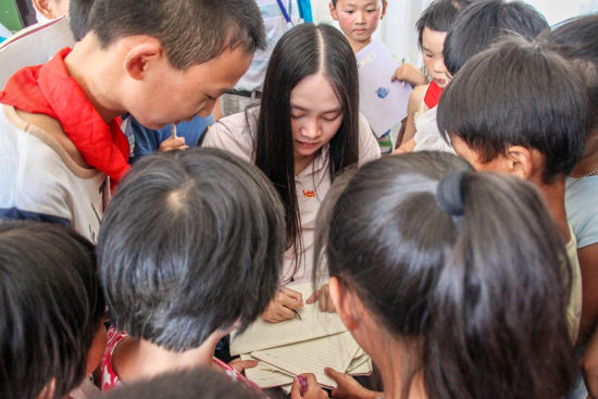 董明姐姐为留守儿童写寄语 董明姐姐为留守儿童写寄语