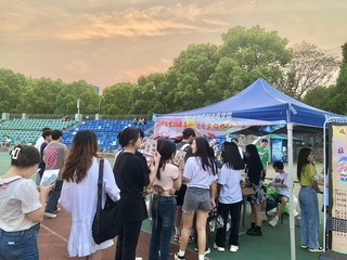 “迎办学二十周年，颂法商校训精...