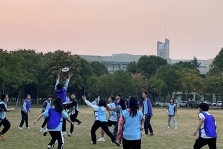 文法系趣味飞盘团建活动圆满举行