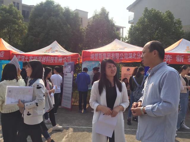 武汉一民办高校校友专场招聘会月薪破万