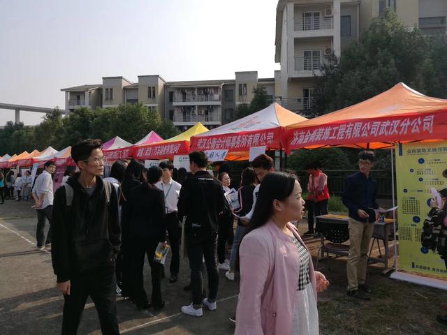 武汉一民办高校校友专场招聘会月薪破万